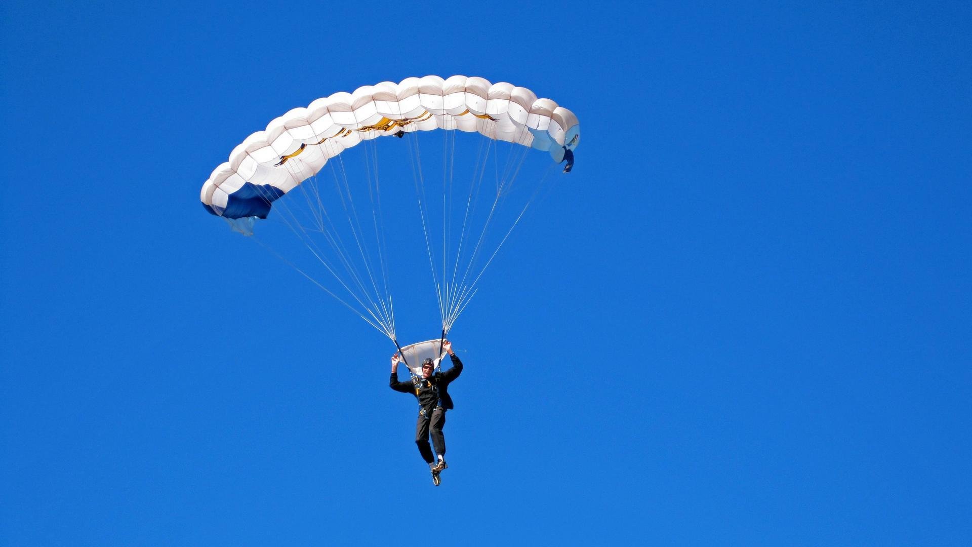 九游app下载中心-新西兰全黑队在比赛中以极高的战术执行力牢牢把控局面，橄榄球新西兰全黑队对澳大利亚队